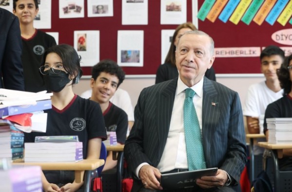 Başkan Erdoğan Sancaktepe'de öğrencilerle bir araya geldi! '100 kişilik okullar vardı'